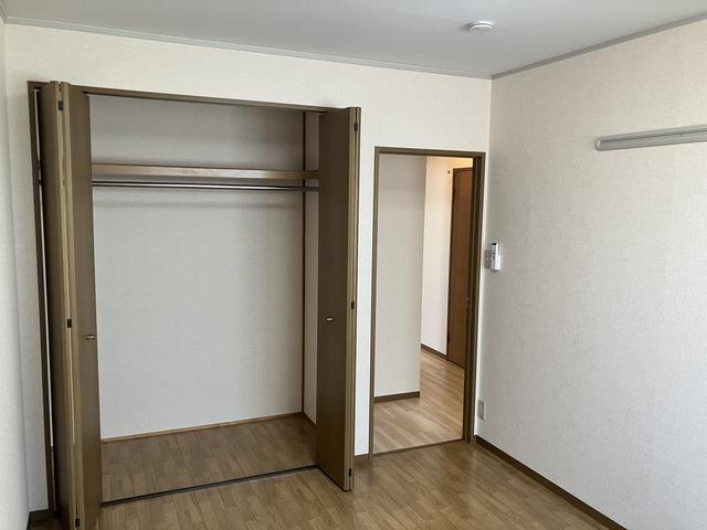 ����17