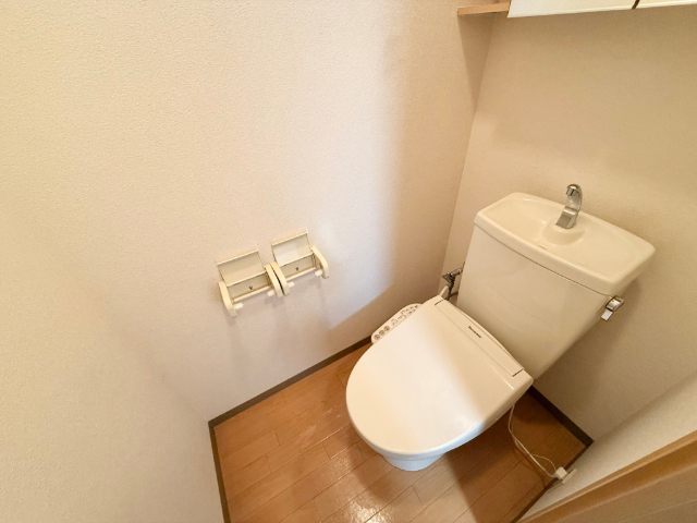 ����4