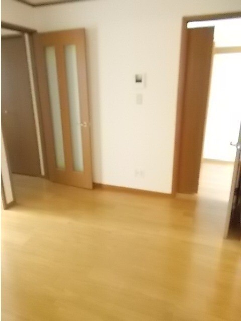 ����4