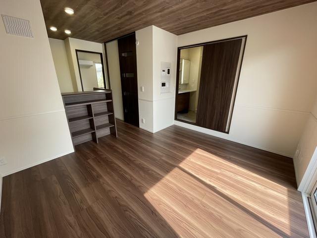 ����3