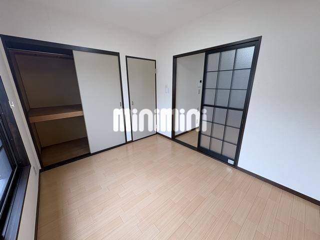 ����9