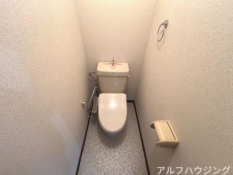 ����4