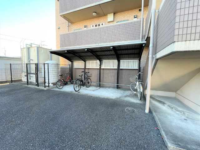 ����15