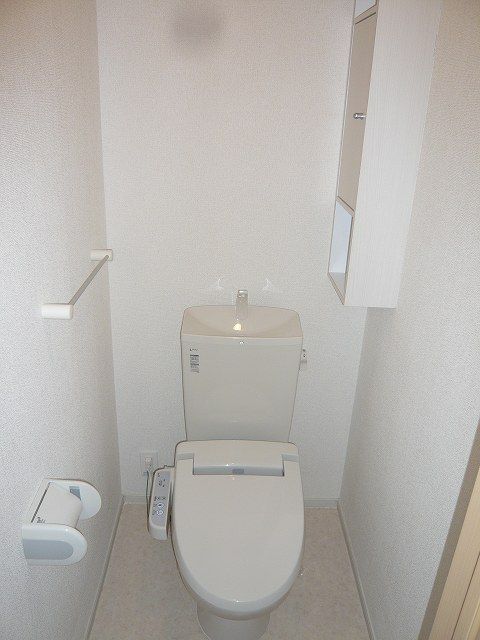 ����4