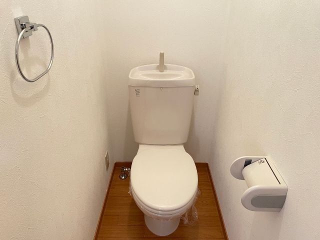����4