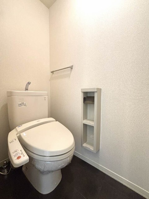 ����4