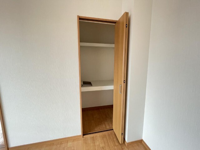 ����16