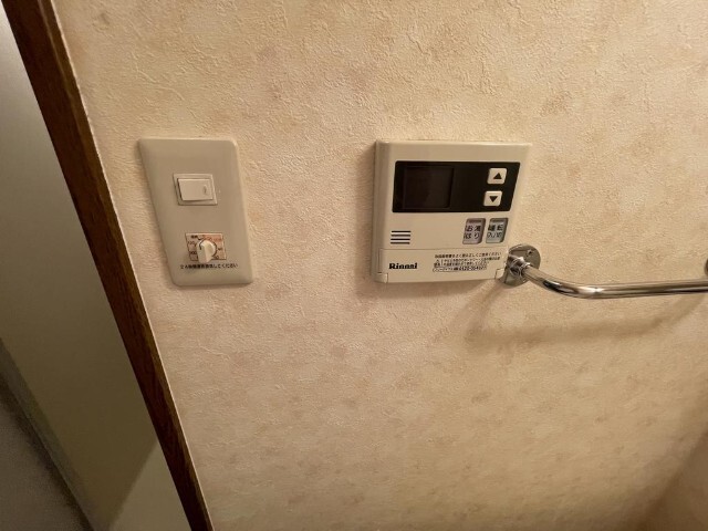 ����15