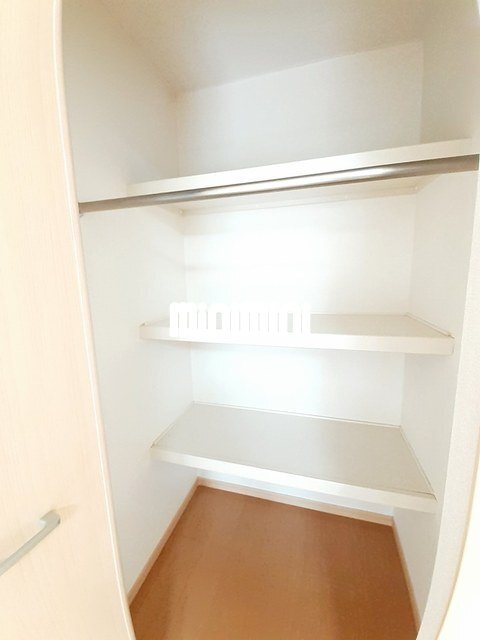 ����3