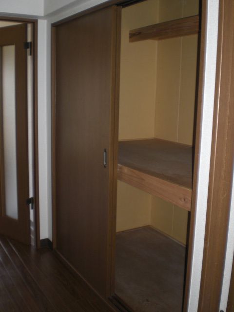 ����9