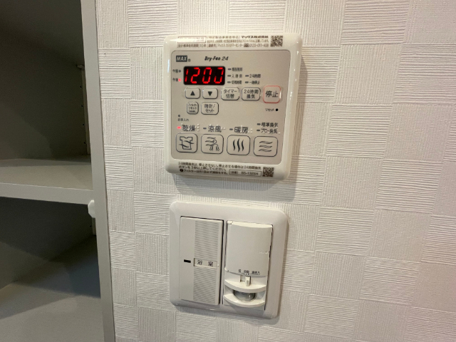 ����12