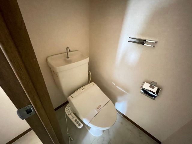 ����4