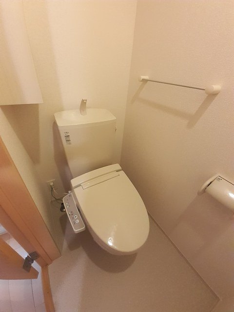 ����4