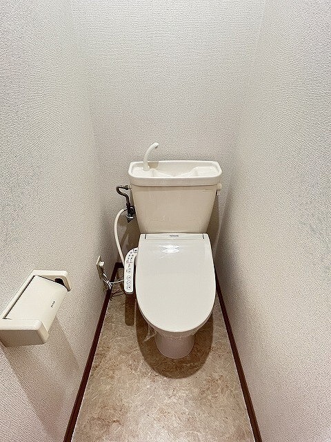 ����4