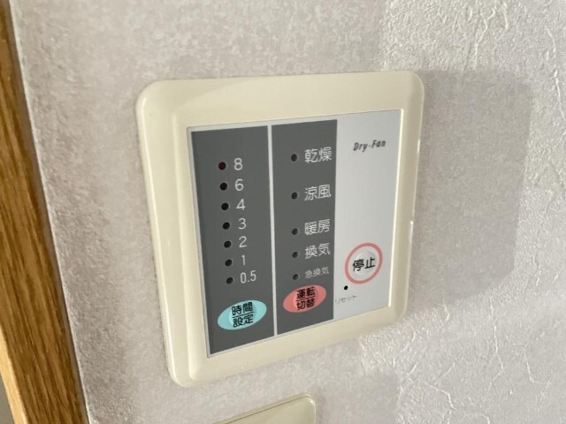 ����12