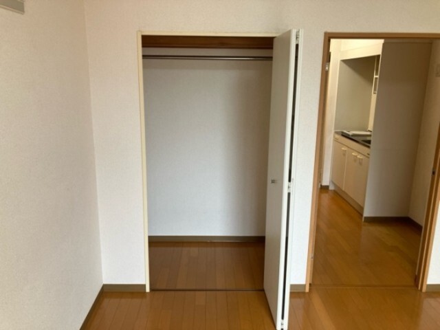 ����4