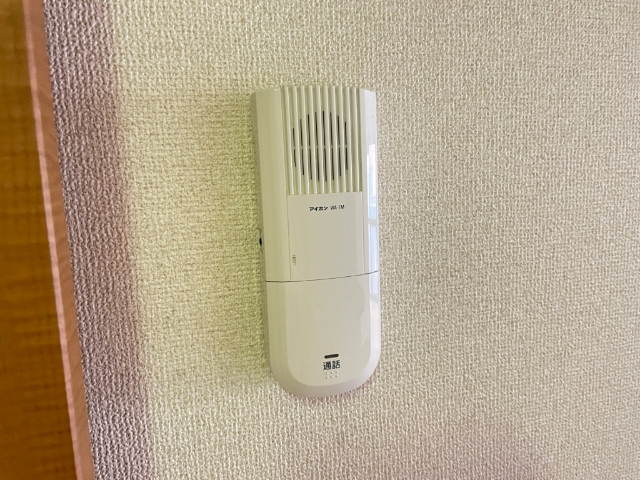 ����12