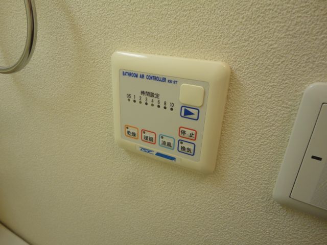 ����12