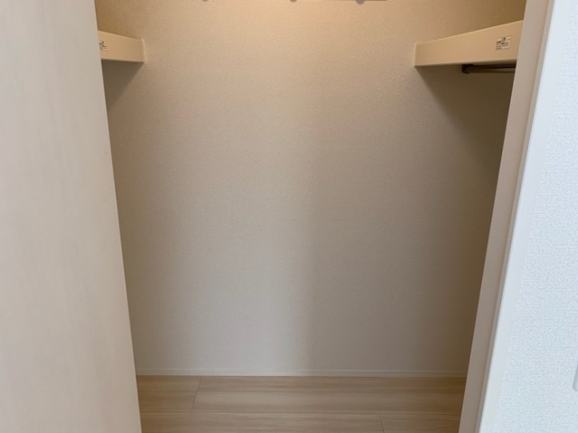 ����4