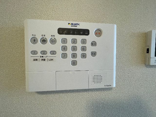����12