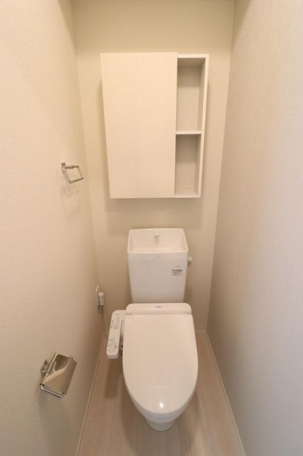 ����4