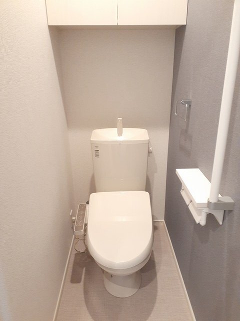 ����4