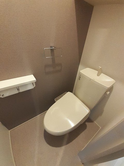 ����4
