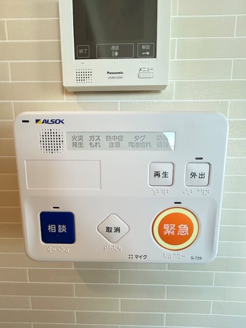 ����12