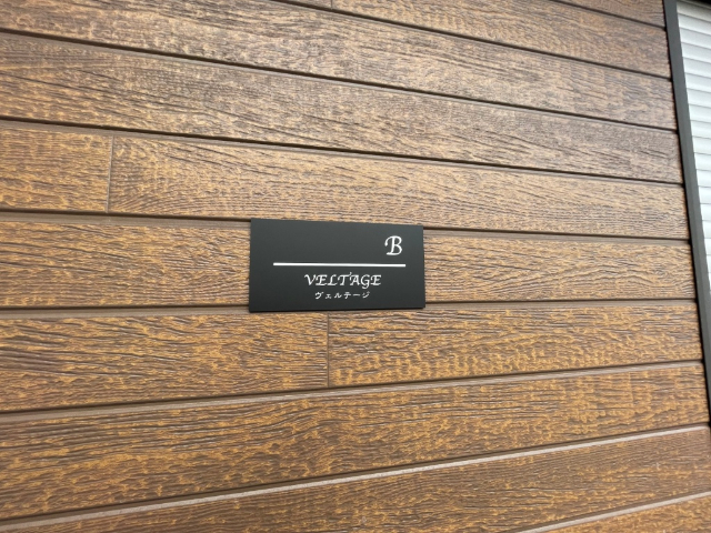 ����12