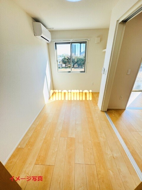 ����4
