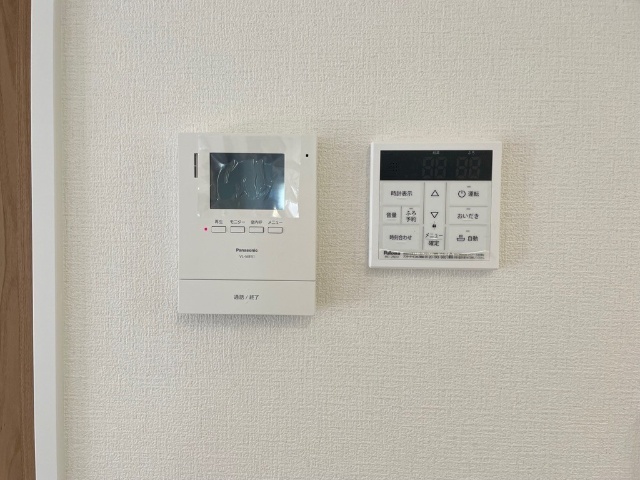 ����12