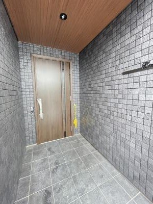 ����15