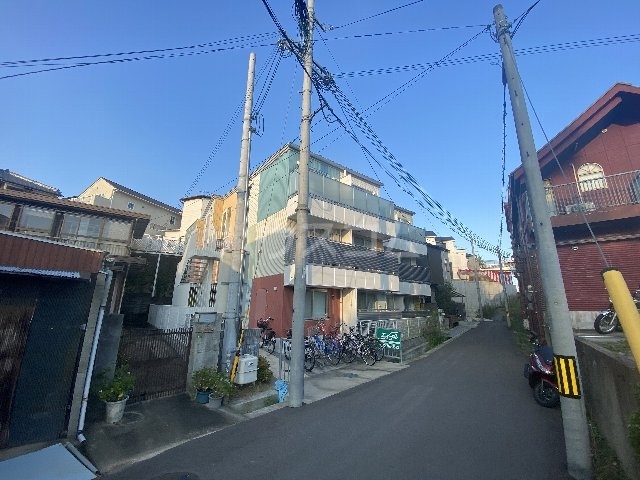 ���{�L���s�Ҍ��R���P�q