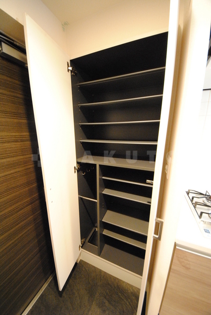 ����9
