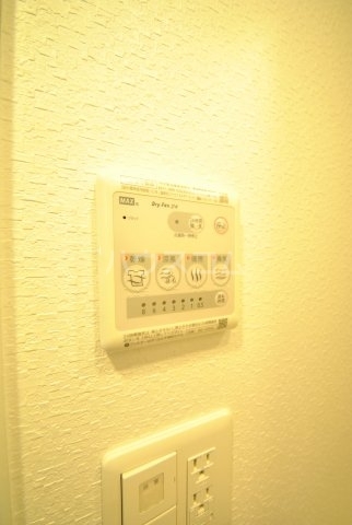 ����12