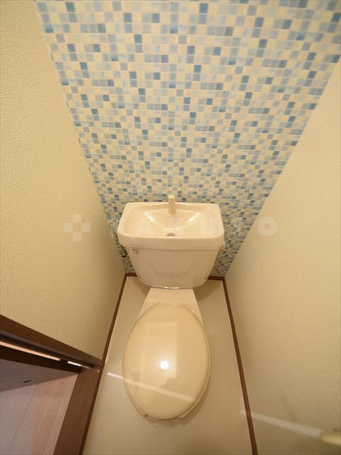 ����4