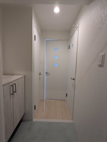 ����4
