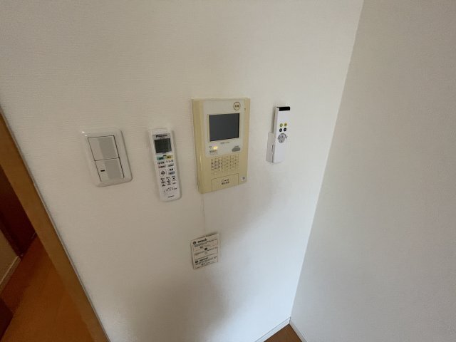 ����15