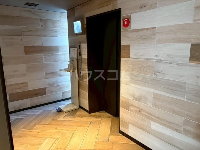 ����16