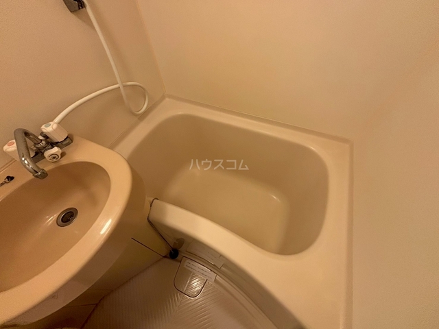 ����15