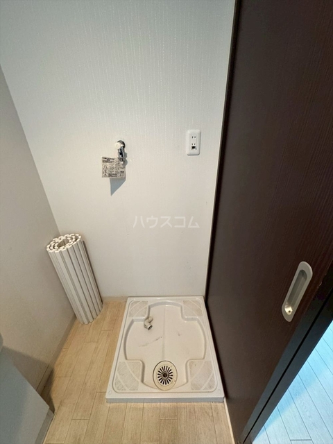 ����9