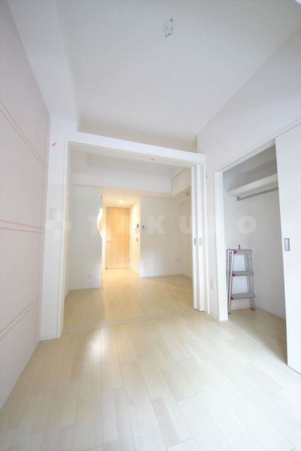 ����4