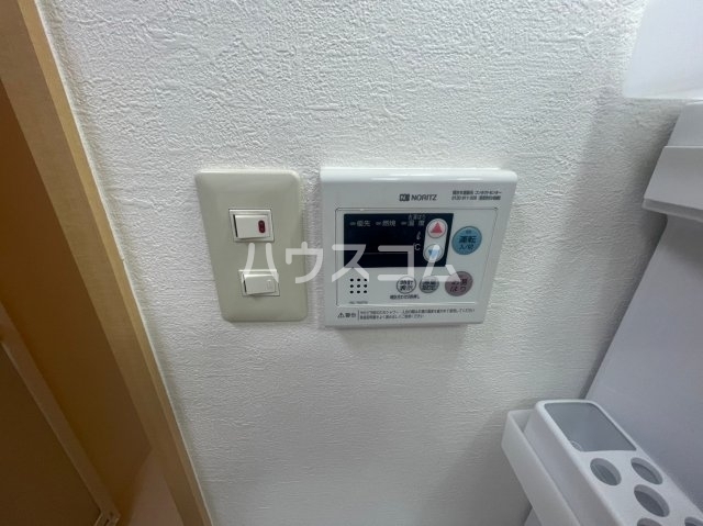 ����15