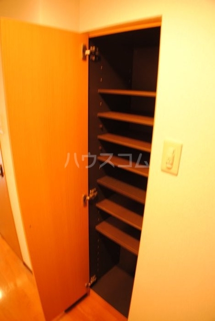 ����9