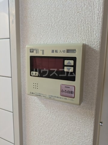 ����9