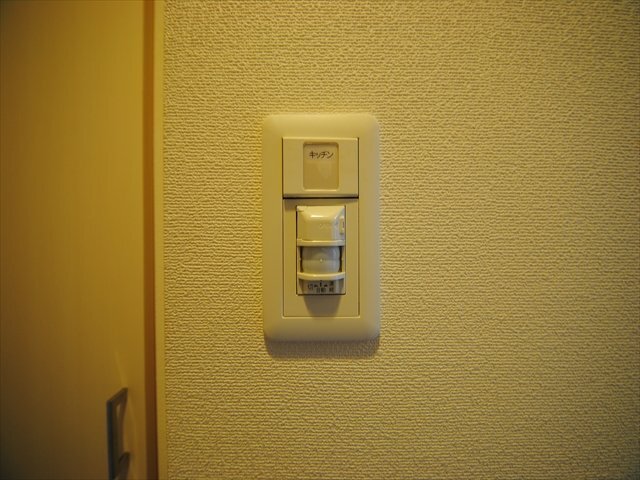 ����15