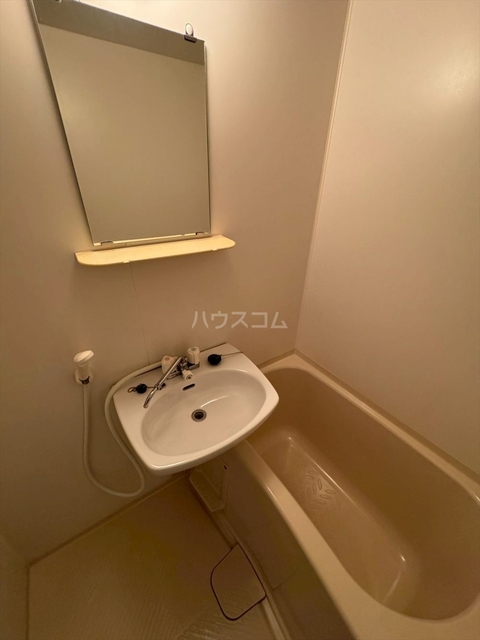 ����15