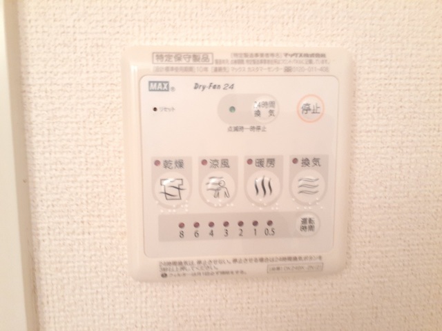 ����12