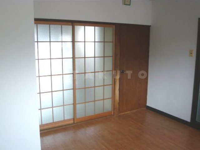 ����3