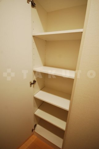 ����8